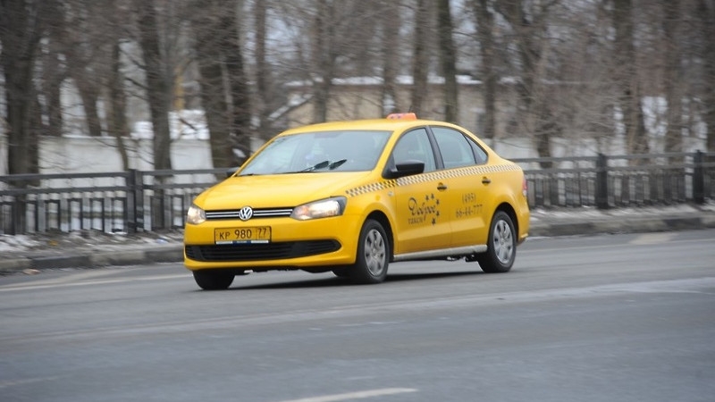 Водителей такси в Московской области начали штрафовать за перевозку пассажиров без QR-кода